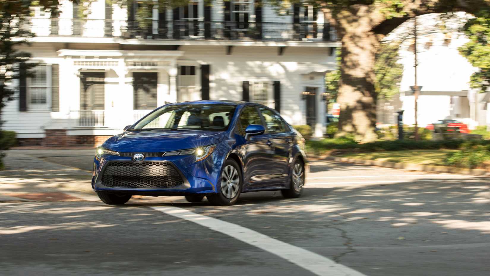 Foto frontal do Toyota Corolla Hybrid 2020 dirigindo pela cidade