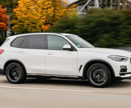 Foto de perfil lateral de um BMW X5 PHEV 2021 branco
