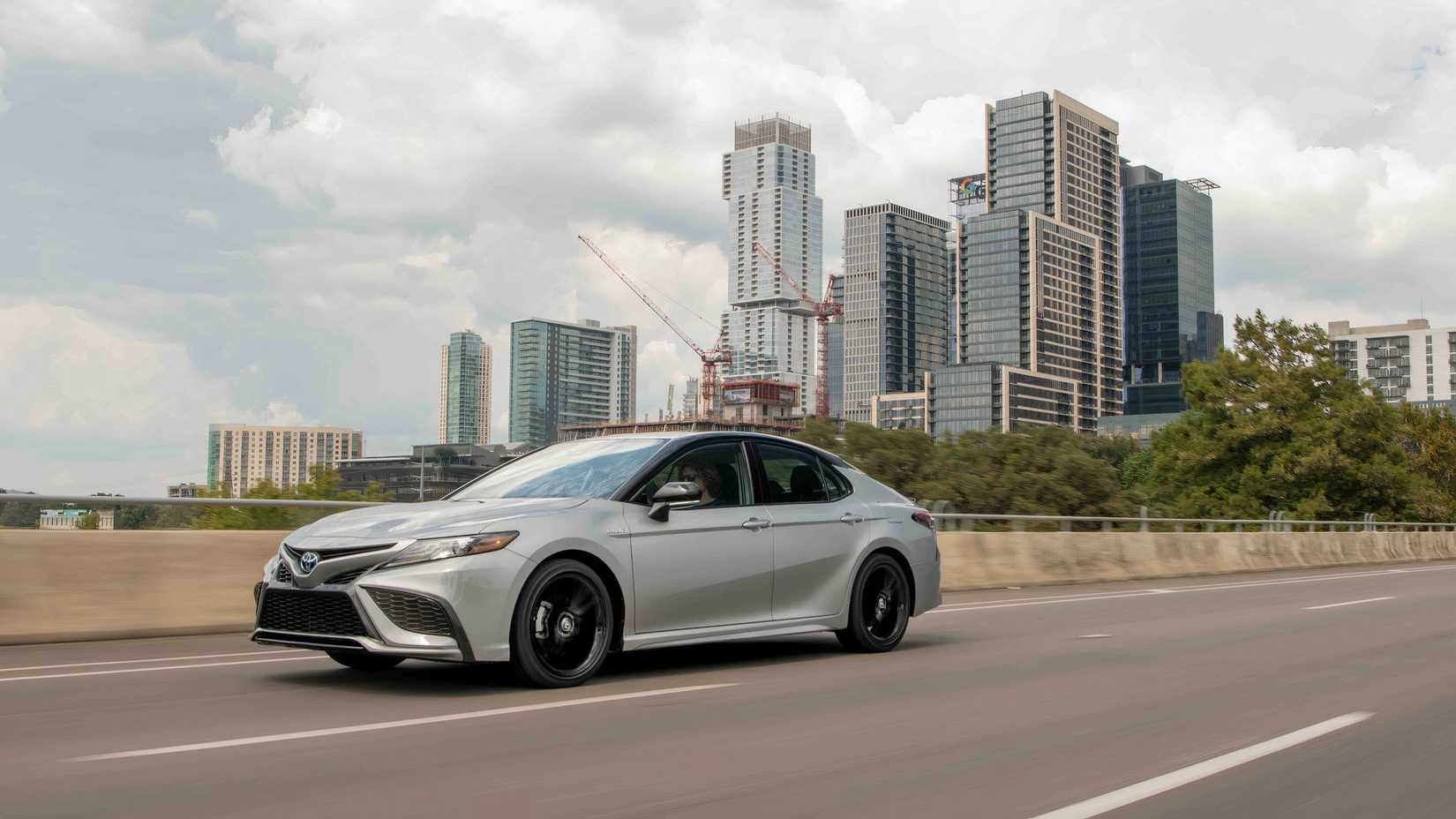 2022 Toyota Camry XSE Hybrid Front 3/4 Shot W/ Skyline