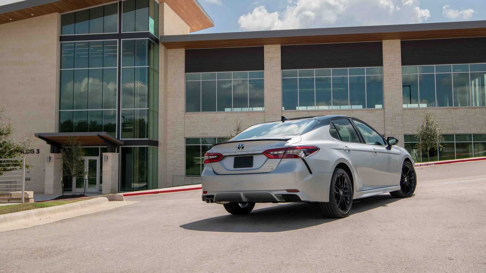 2022 Toyota Camry XSE Hybrid Rear 2/4 Shot