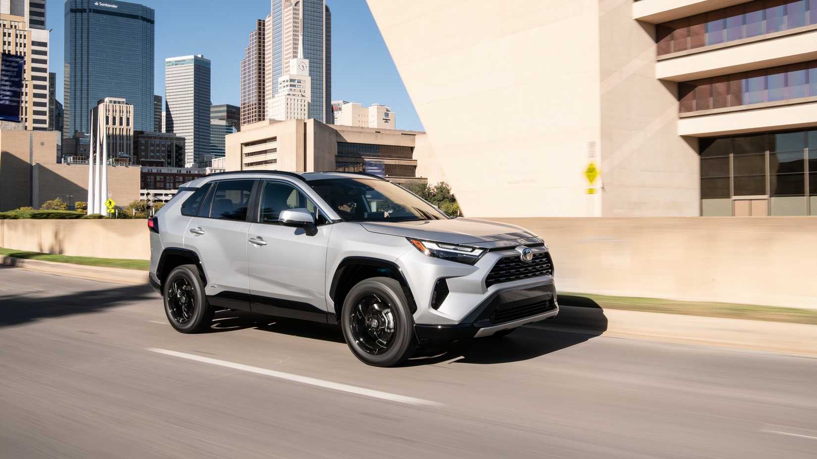 2022 Toyota RAV4 SE híbrido dianteiro 3/4 tiro