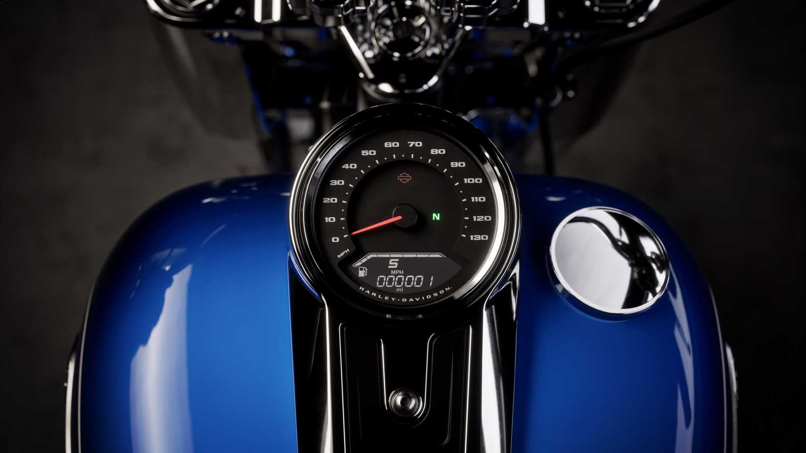 2025 Harley-Davidson Fat Boy LCD em enorme cluster analógico no tanque de combustível