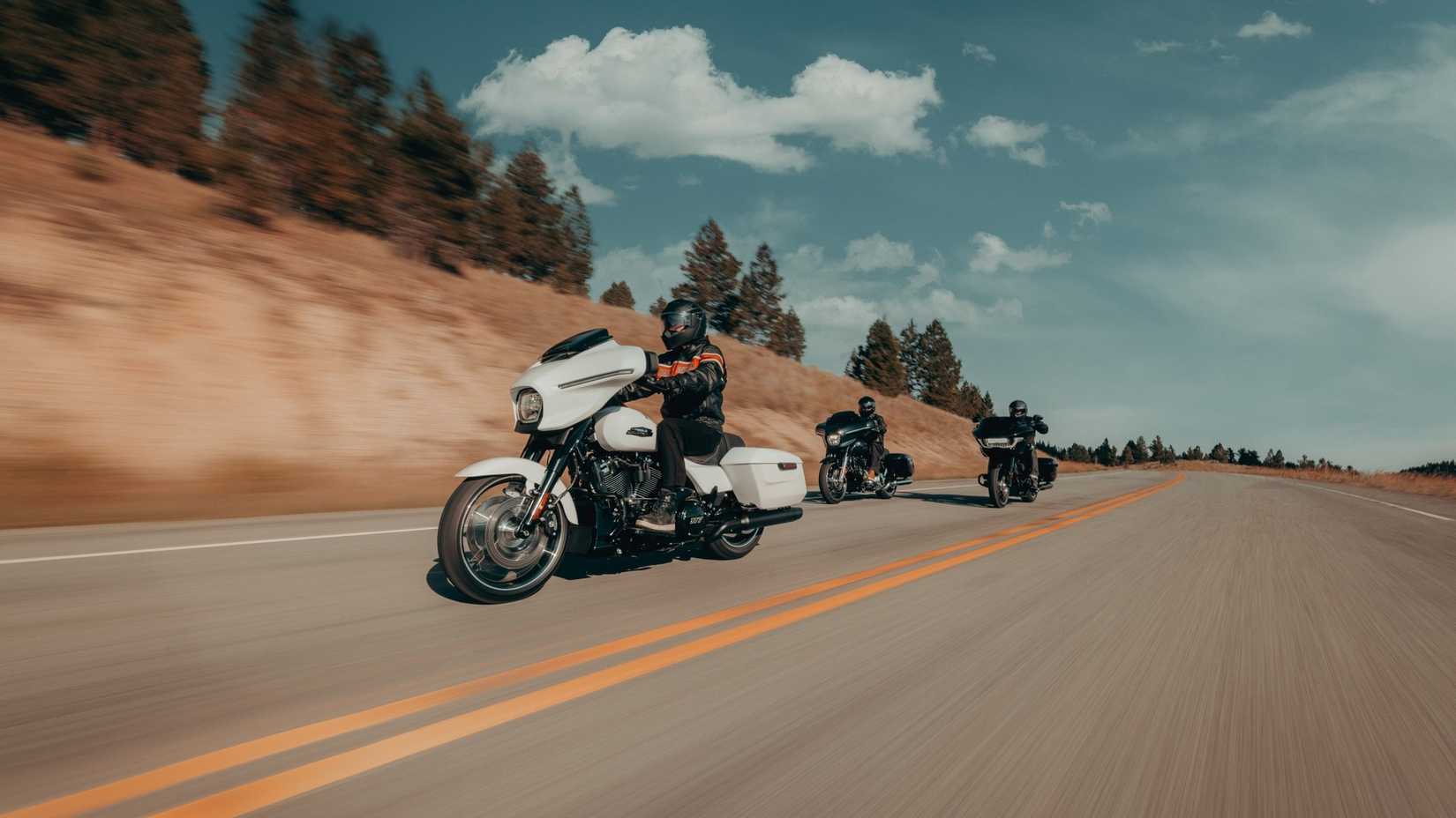 Harley-Davidson Street Glide branca 2025 andando na rodovia