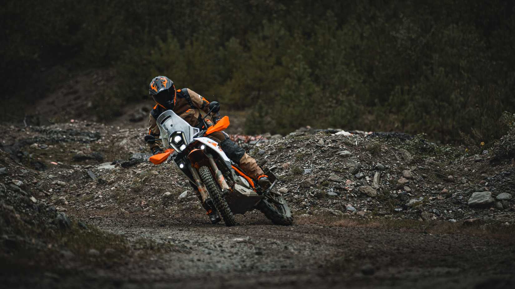 2025 KTM 390 Adventure R deslizando nas trilhas de terra