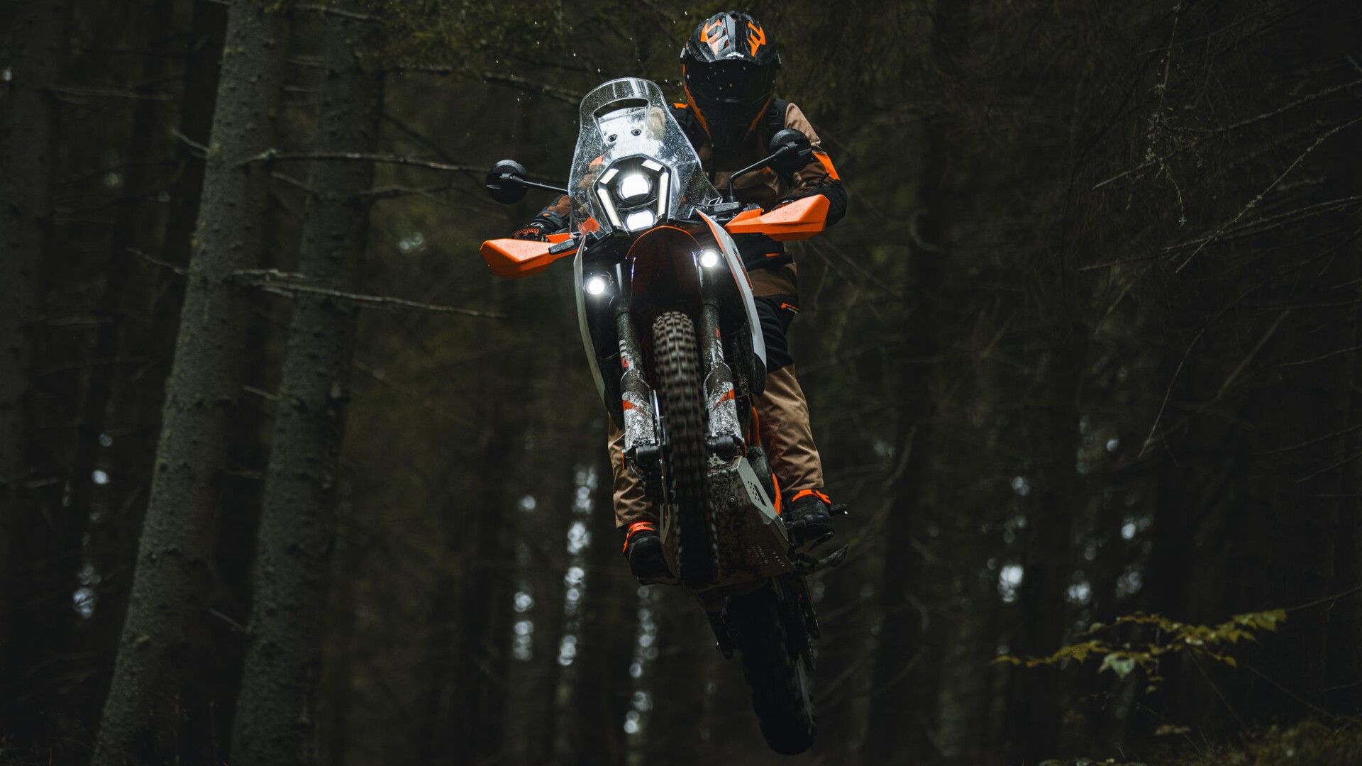 2025 KTM 390 Adventure R Action (4)