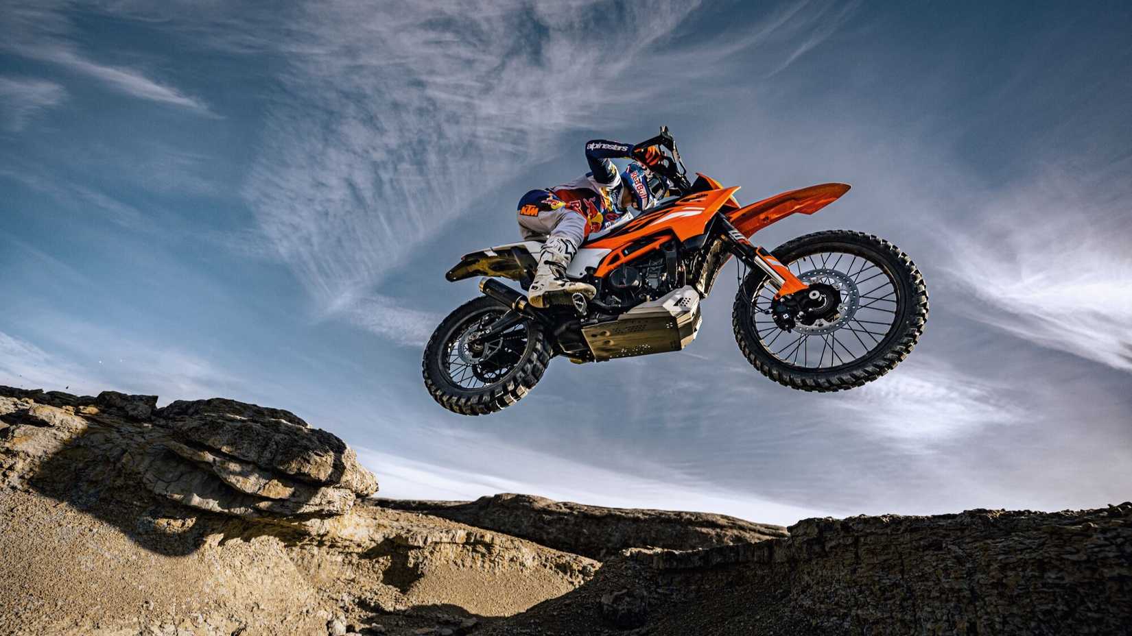 Piloto em 2025 KTM 390 Enduro R saltando sobre pedras grandes