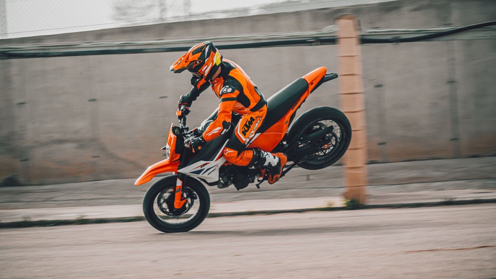 2025 KTM 390 SMC R Action (1)