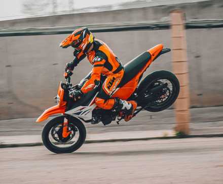 2025 KTM 390 SMC R Ação (1)