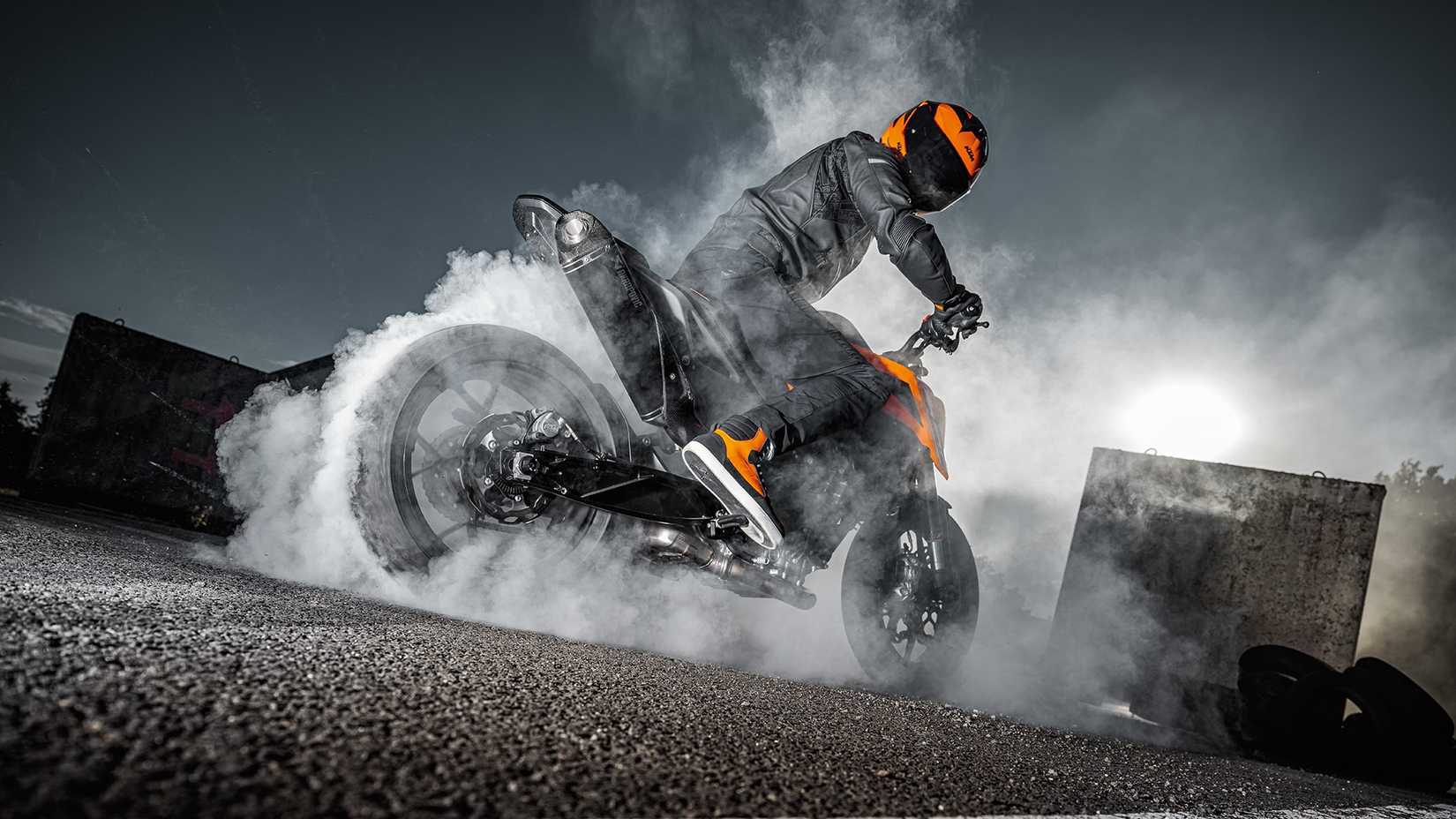 2025 KTM 790 Duke Burnout