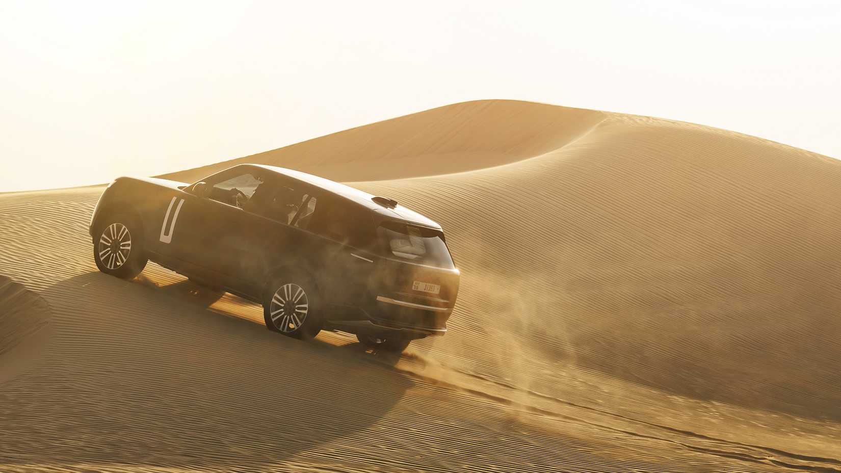 2025 Land Rover Range Rover EV dirigindo sobre dunas