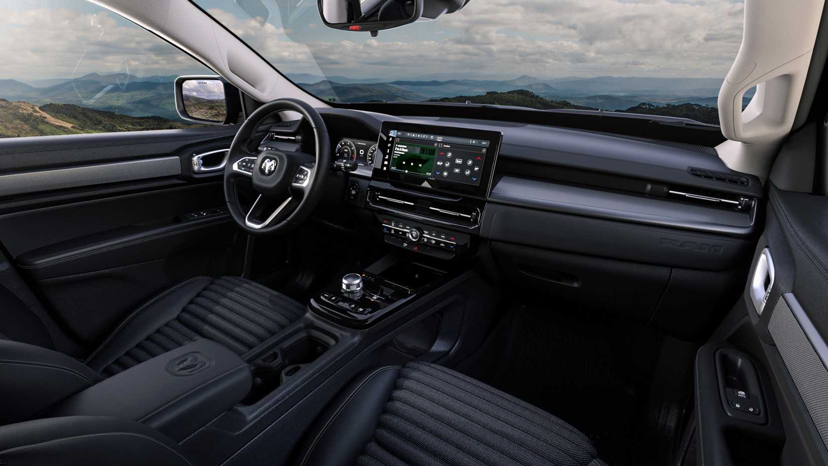 Foto do interior do Ram Rampage 2025 mostrando a cabine frontal