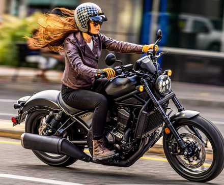 2025 Honda Rebel 1100 acelerando vista de perfil lateral