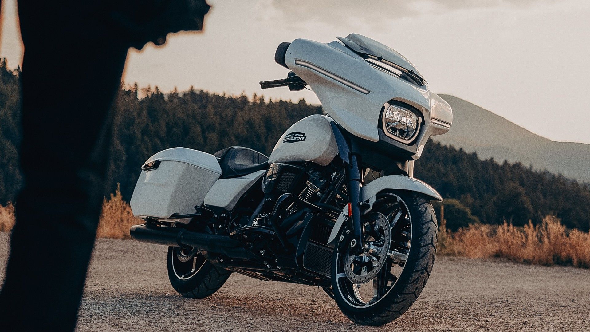 Vista cinematográfica frontal do terceiro quarto da Harley-Davidson Street Glide 2025