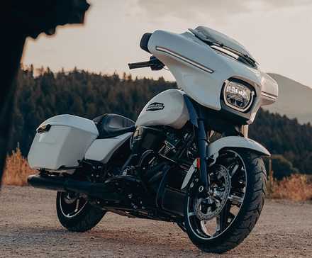 Vista cinematográfica frontal do terceiro quarto da Harley-Davidson Street Glide 2025