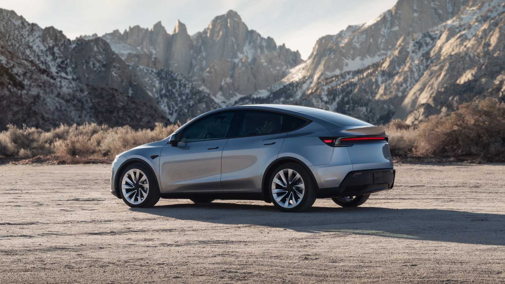 2025 Tesla Model Y Juniper traseiro três quartos