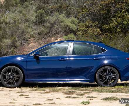 Perfil lateral do Toyota Camry 2025