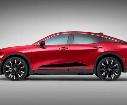 Foto de estúdio de perfil lateral de um Toyota Crown Platinum 2025 vermelho