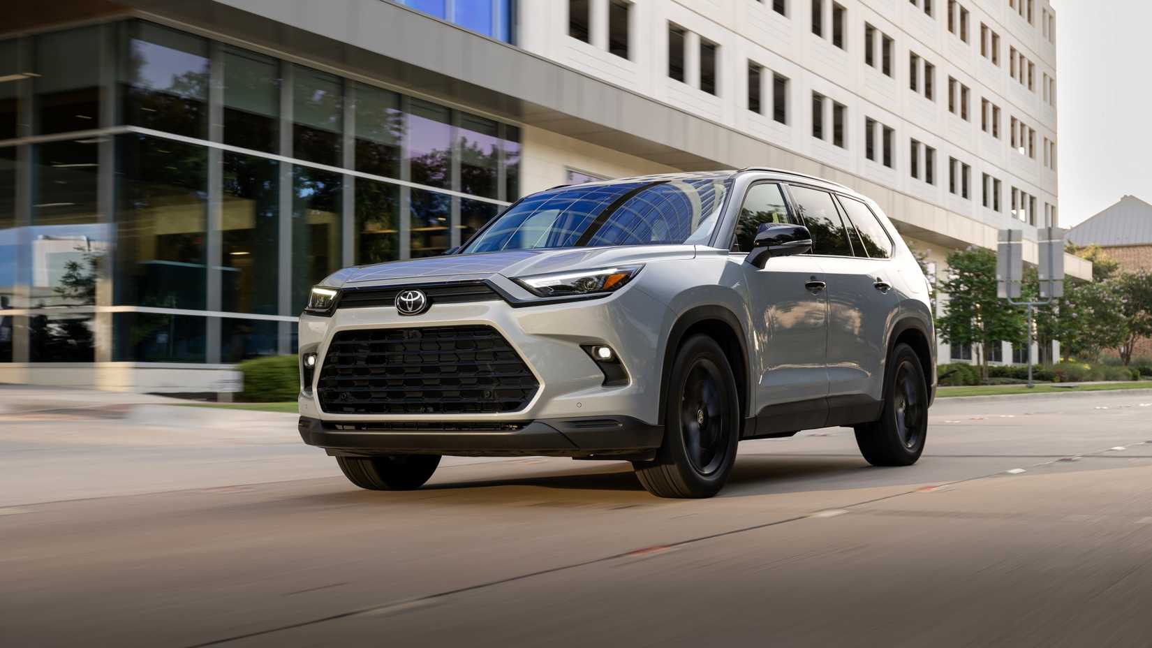 2025 Toyota Grand Highlander Driving