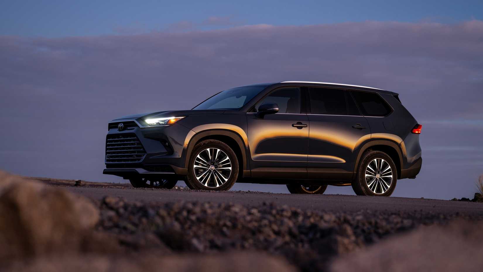 2025 Toyota Grand Highlander Front Shot três quartos estacionado fora de estrada