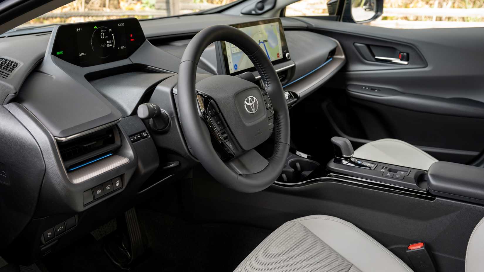 Foto do interior do Toyota Prius 2025 mostrando a cabine dianteira