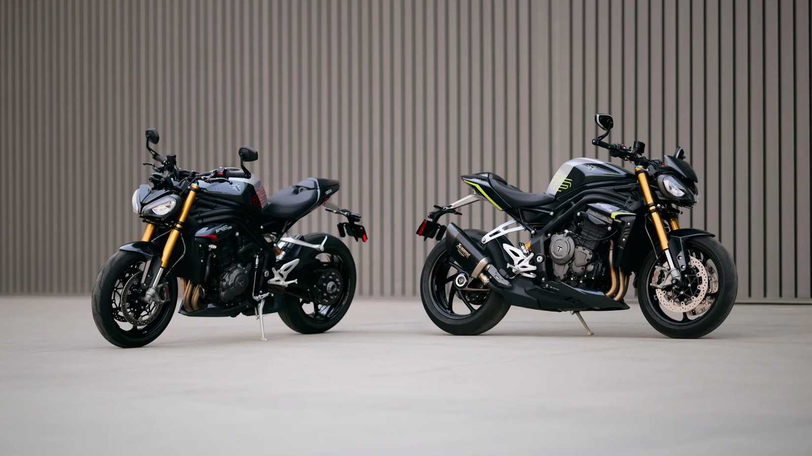 2025 Triumph Speed Triple 1200 RS estacionada em frente a uma parede ondulada