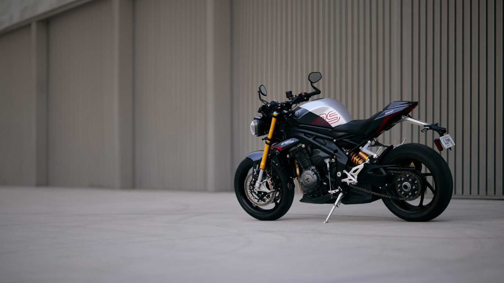 Estacionado 2025 Triumph Speed Triple 1200 RS Traseira tiro estático de três quartos