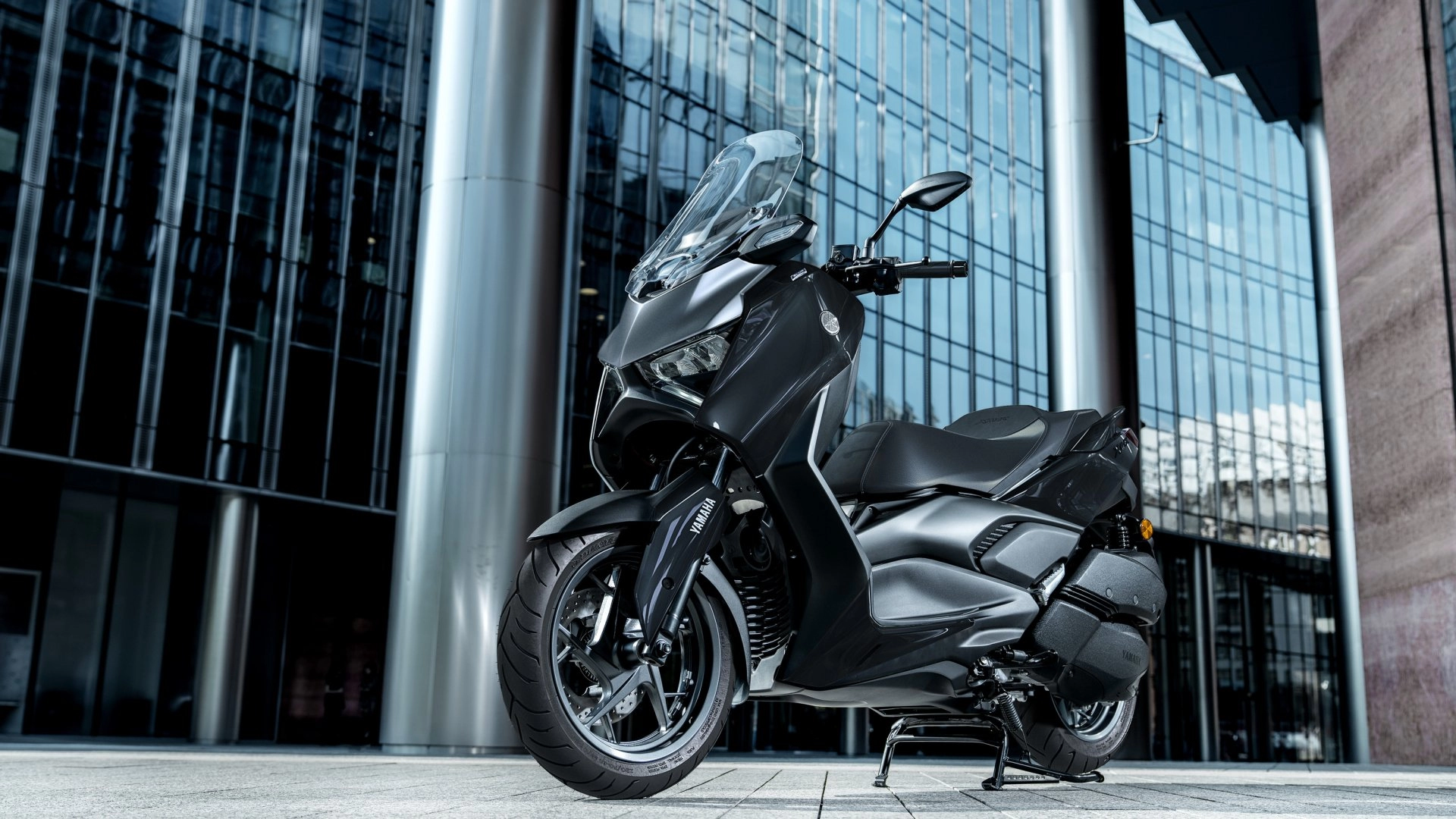 2025 Yamaha XMax Is Here To Take On The BMW C 400 GT