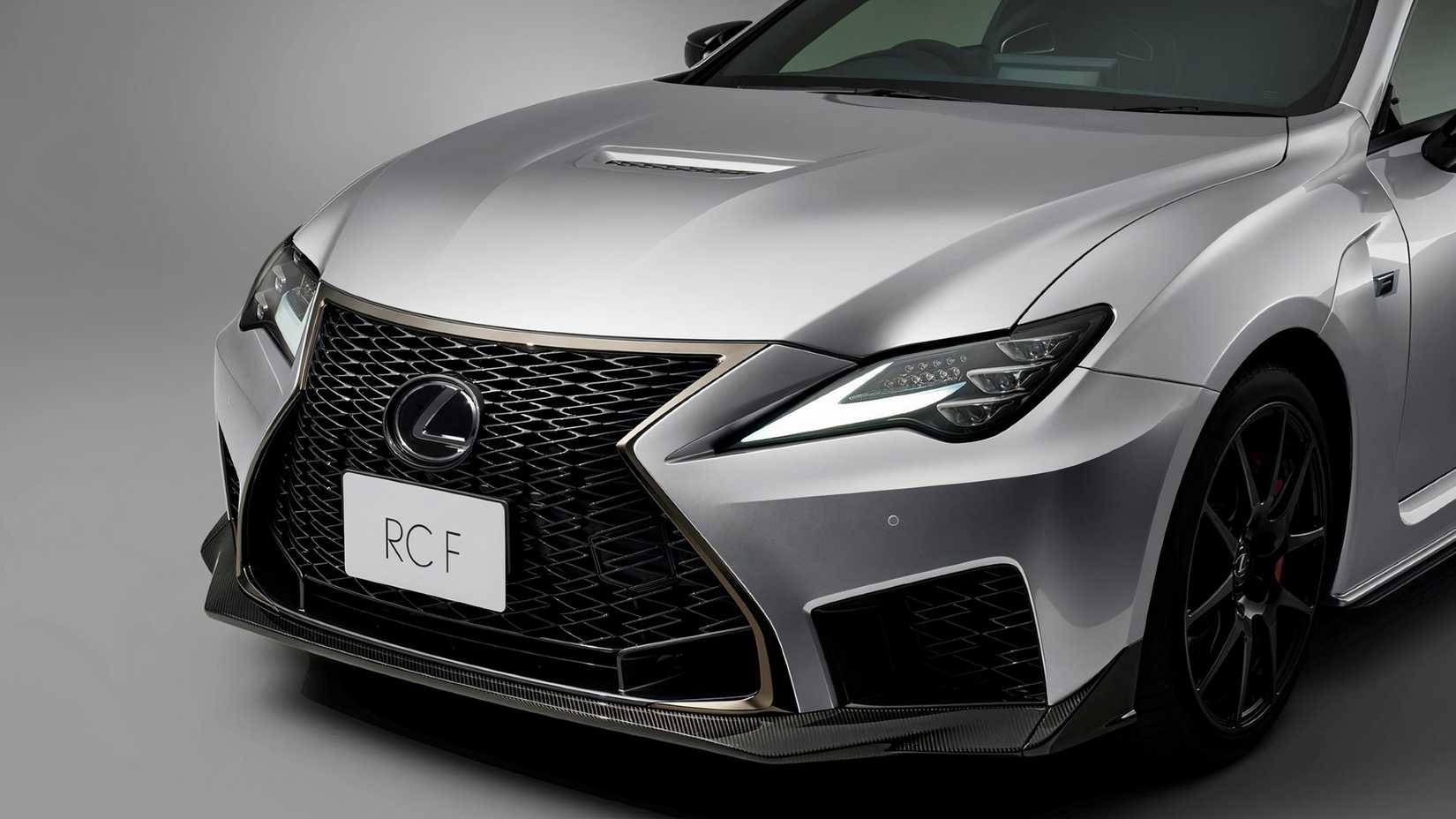 Vista frontal da edição final do Lexus RC 2025