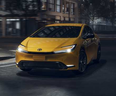 2025 Toyota Prius Nightshade em amarelo dirigindo nas ruas da cidade