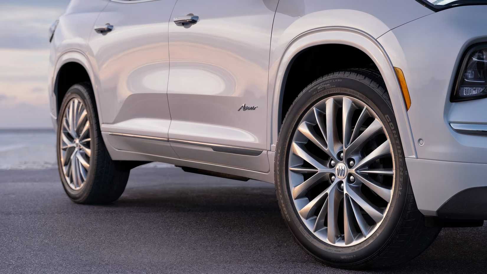 Foto das rodas de um Buick Enclave Avenir 2025