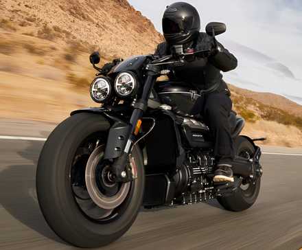 2025 Triumph Rocket 3 Storm acelerando a vista frontal do terceiro quarto