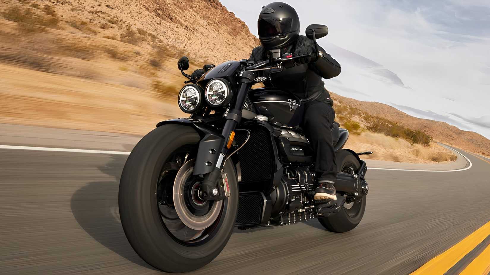 2025 Triumph Rocket 3 Storm acelerando a vista frontal do terceiro quarto
