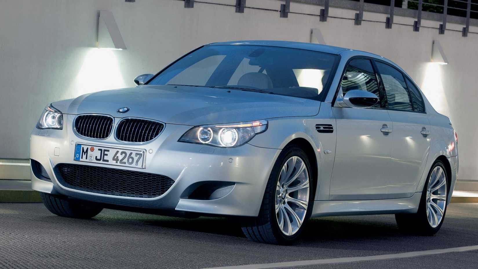 Foto frontal de ação 3/4 de um BMW M5 2005