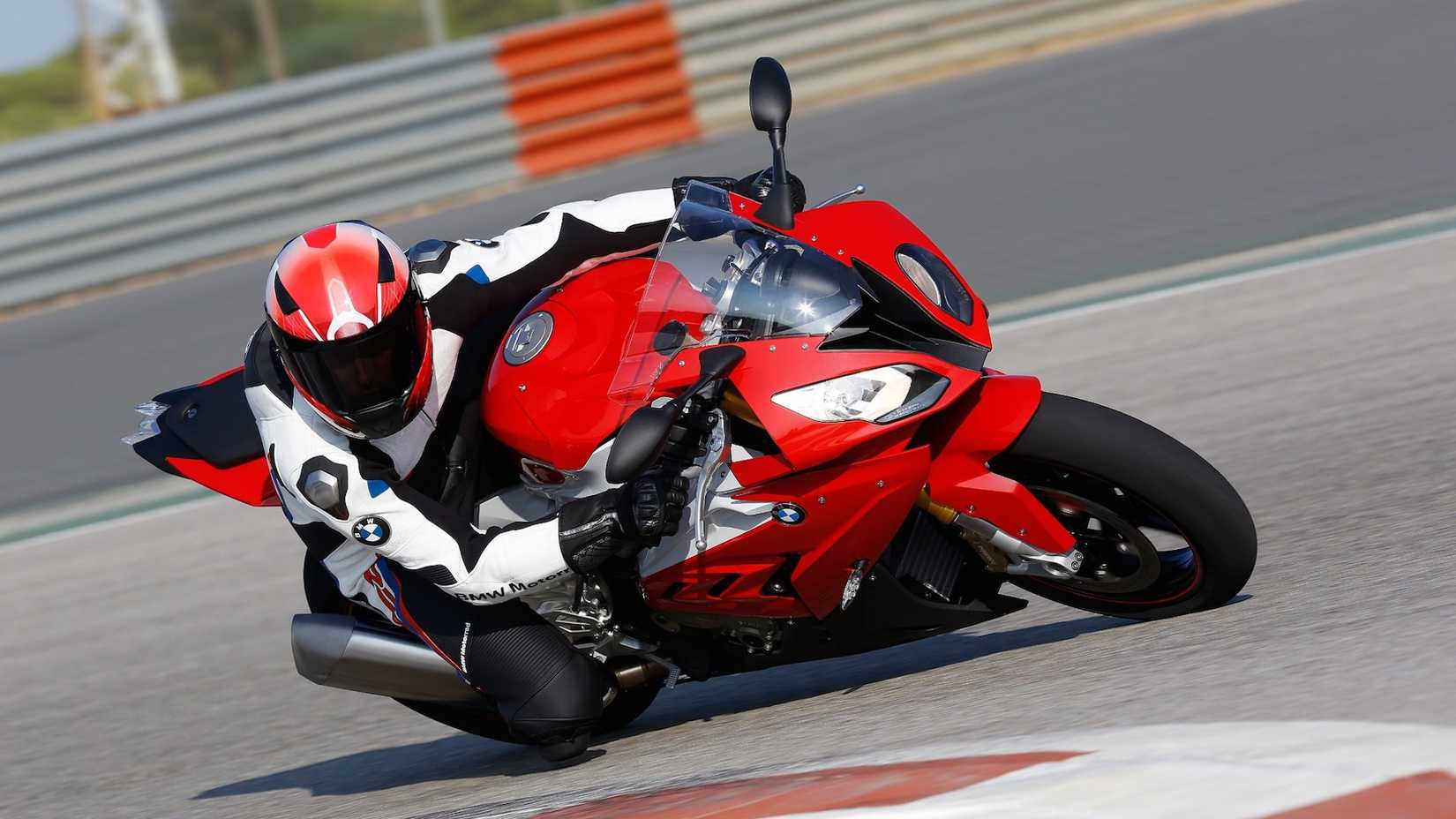 Uma BMW S 1000 RR em curva numa pista de corrida