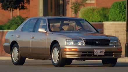 Lexus LS 400 dourado, tiro frontal 3/4 estacionado