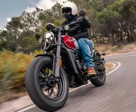 CFMOTO 45CL-C cruiser cornering on the road side profile view