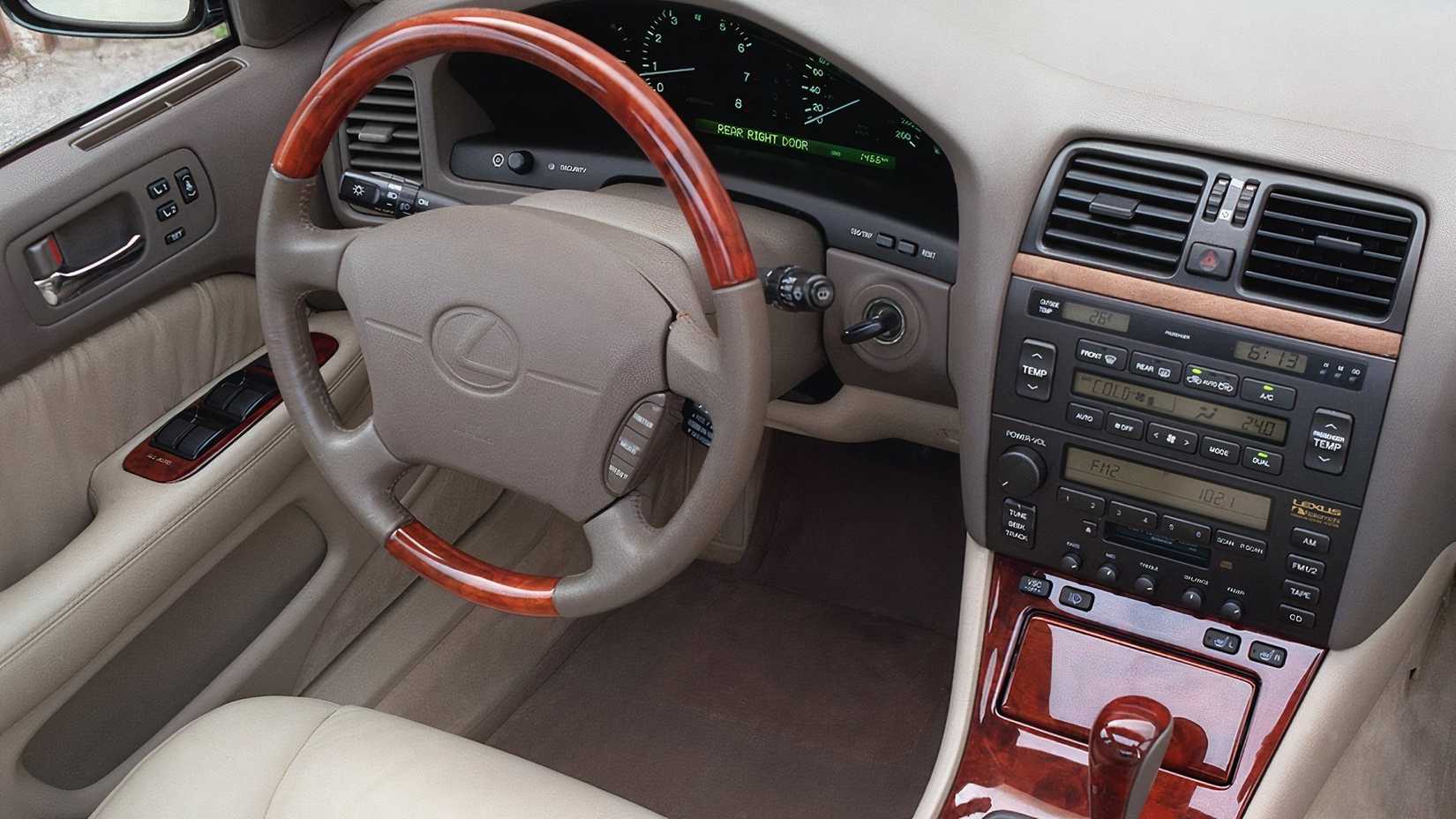 Lexus LS 400 interior, closeup of front 