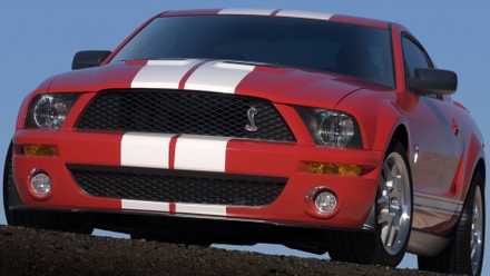 Ford Mustang Shelby GT500 vermelho 2007, frente 3/4