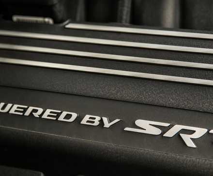 Parte superior do motor Dodge Challenger 2015, close-up