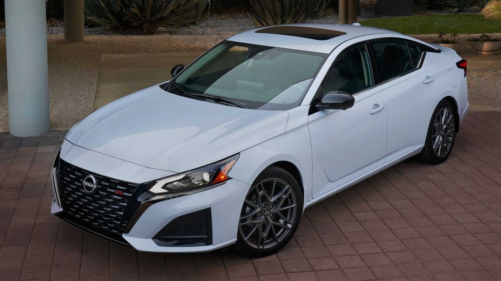 2023 Nissan Altima SR, front 3/4