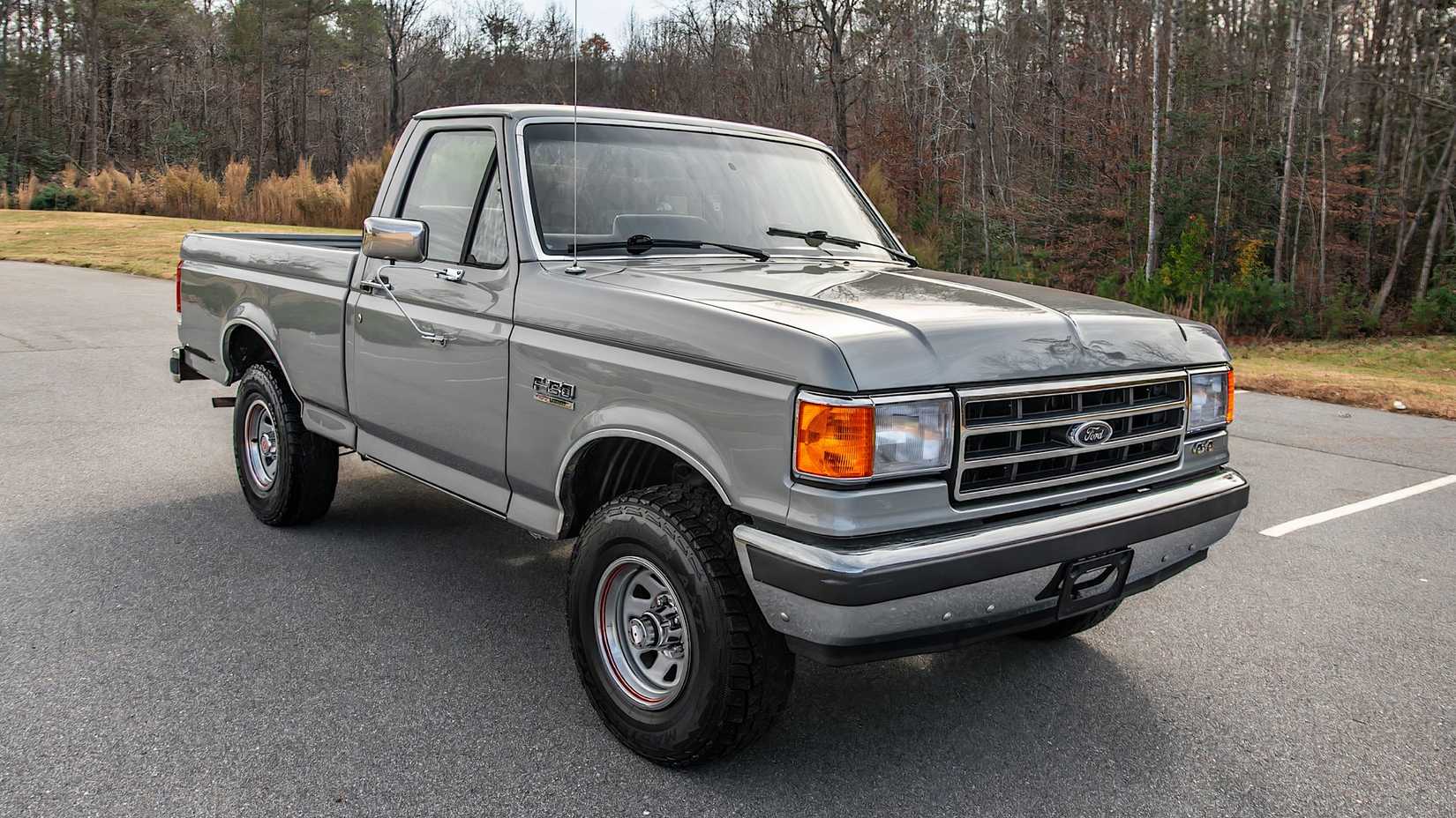 1988 Ford F-150 Lariat em prata estacionado no estacionamento
