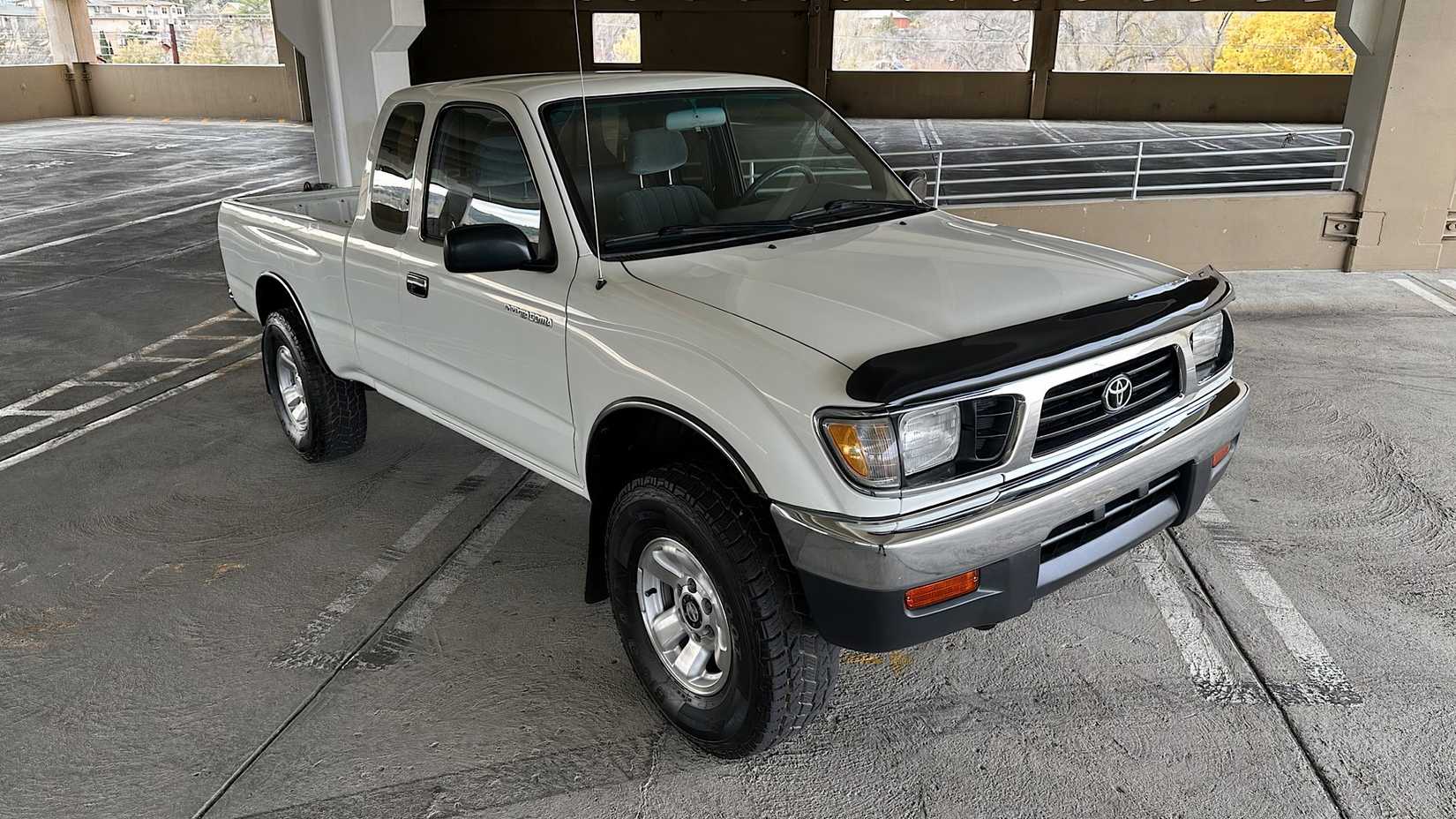 1997 Toyota Tacoma XtraCab em branco estacionado no estacionamento