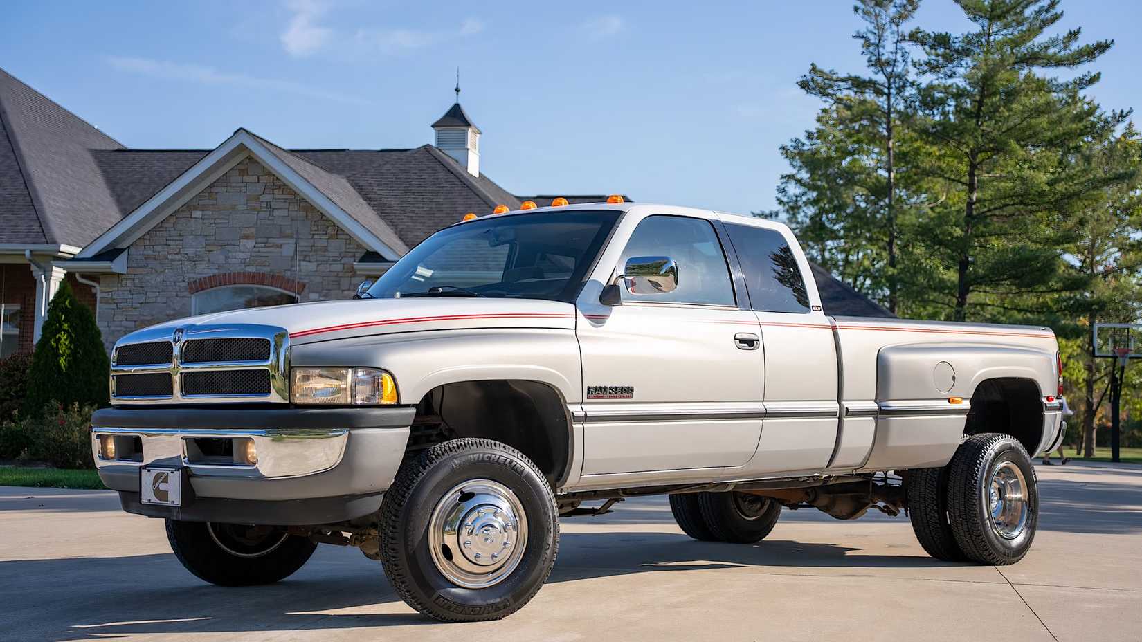1997 Dodge Ram 3500 Laramie SLT Club Cab Dually Cummins em prata estacionado do lado de fora de casa