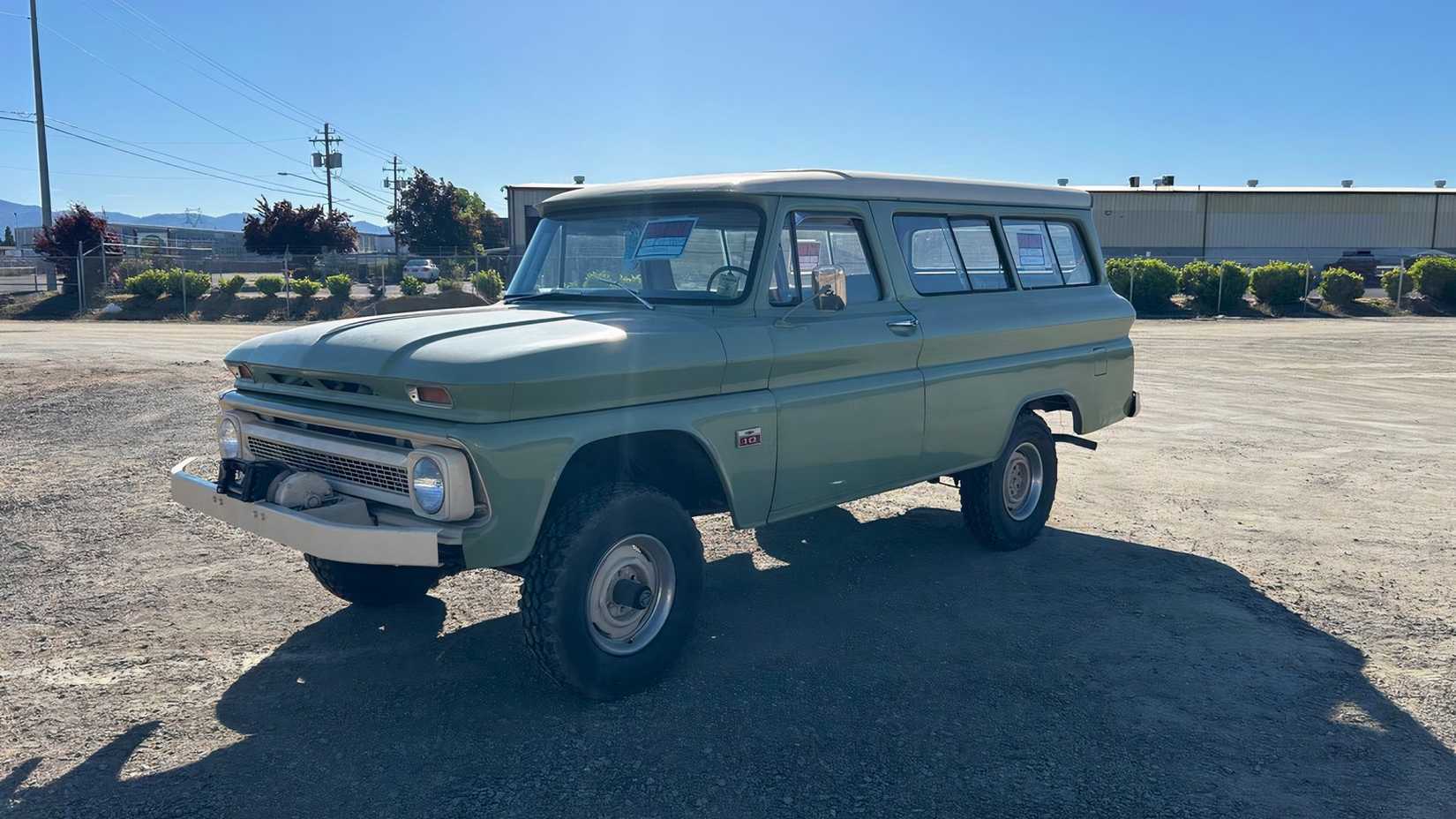 Chevrolet Suburban Carryall 1966 em azul estacionado no estacionamento