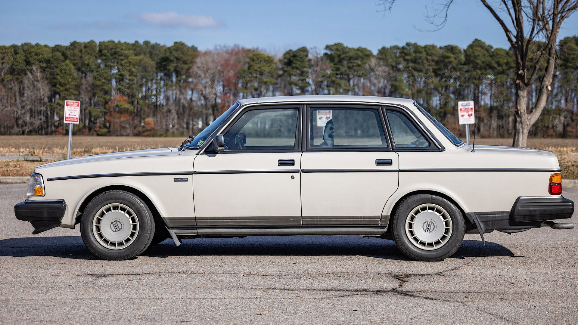 1988 Volvo 240 DL Sedan in white parked