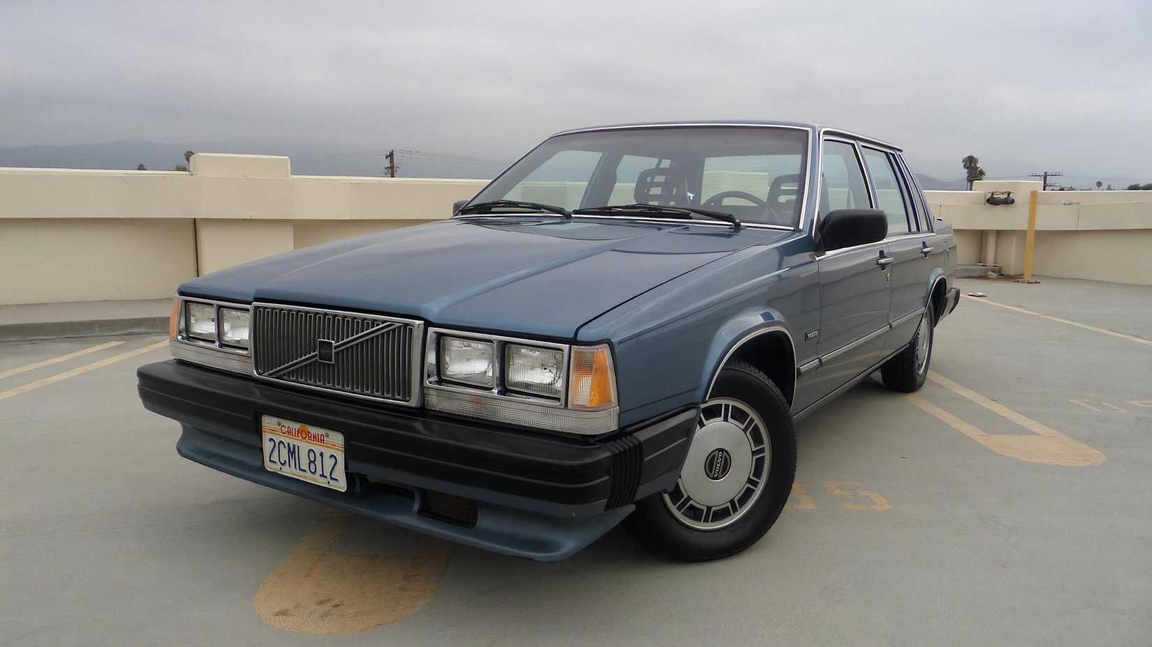 1986 Volvo 740 GLE in blue parked in parking lot