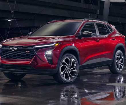 2024 Chevrolet Trax SR2 em vermelho estacionado na rua