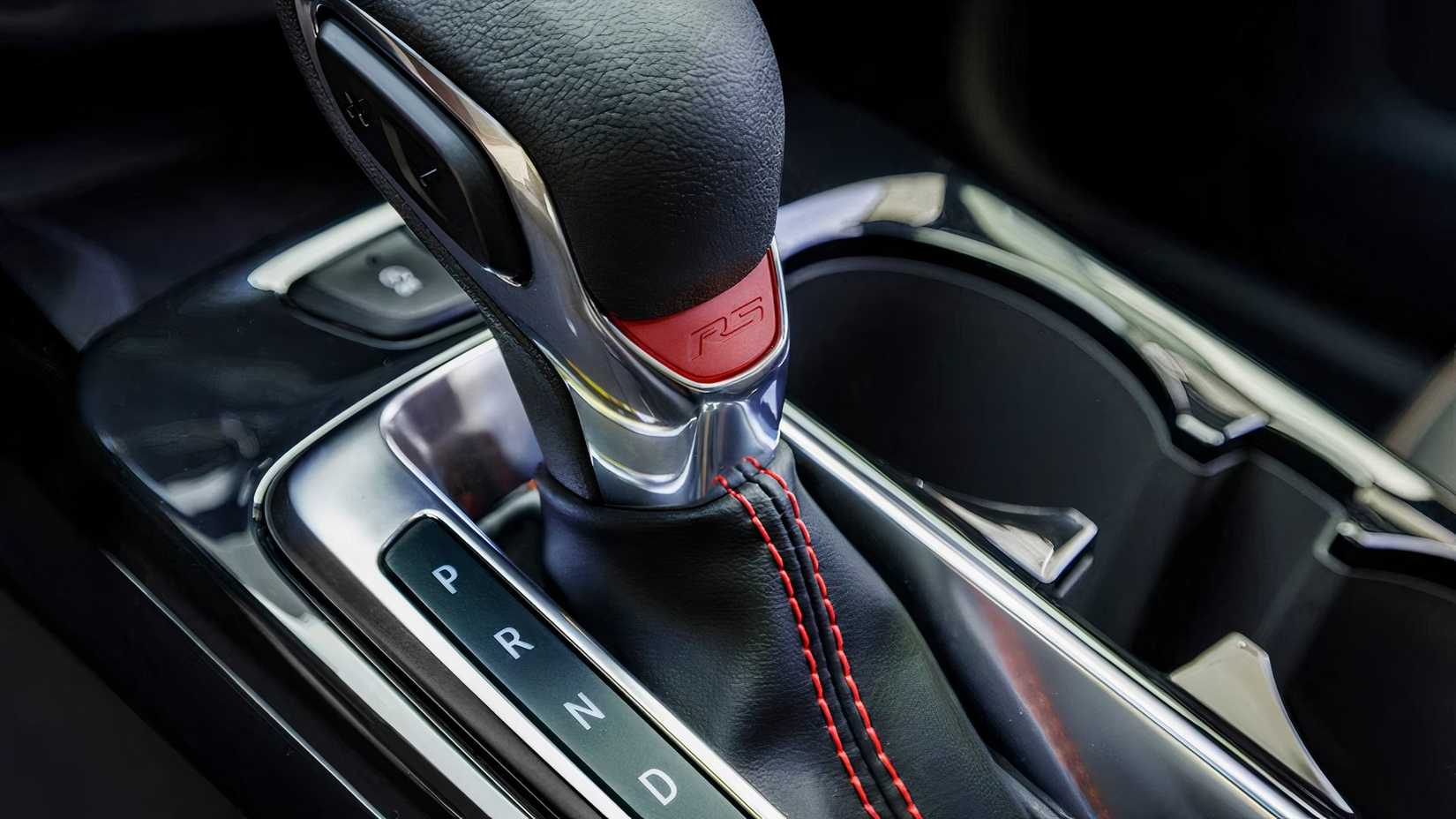 2024 Chevrolet Trax 2RS gear shifter