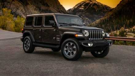2020 Jeep Wrangler Unlimited Sahara em preto estacionado na estrada