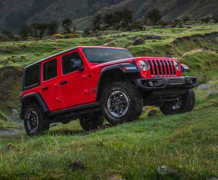 2020 Jeep Wrangler Unlimited Rubicon em vermelho dirigindo off-road